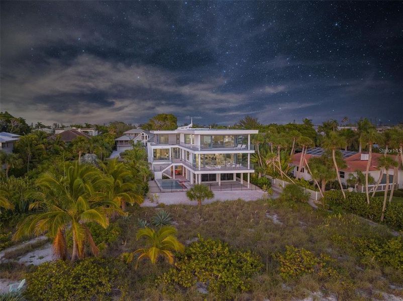 Condo located in Holmes Beach, FL showcasing its design and architecture (Image 5).