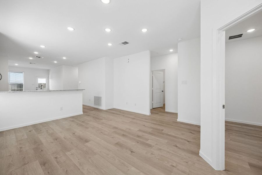 Spacious, unfurnished interior of a new home in Stokesbury, Waller (Image 28).