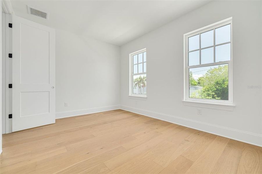 Spacious, unfurnished interior of a new home in , St. Petersburg (Image 24).