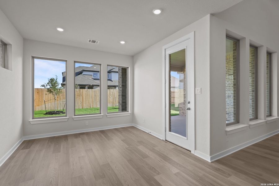 Spacious, unfurnished interior of a new home in Nopal Valley, San Antonio (Image 28).