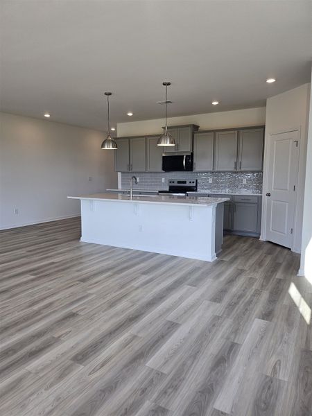 Spacious, unfurnished interior of a new home in Edgefield, Loris (Image 13).