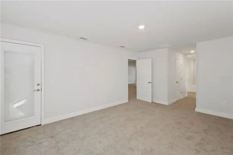 Spacious, unfurnished interior of a new home in Royal Highlands, Weeki Wachee (Image 20).