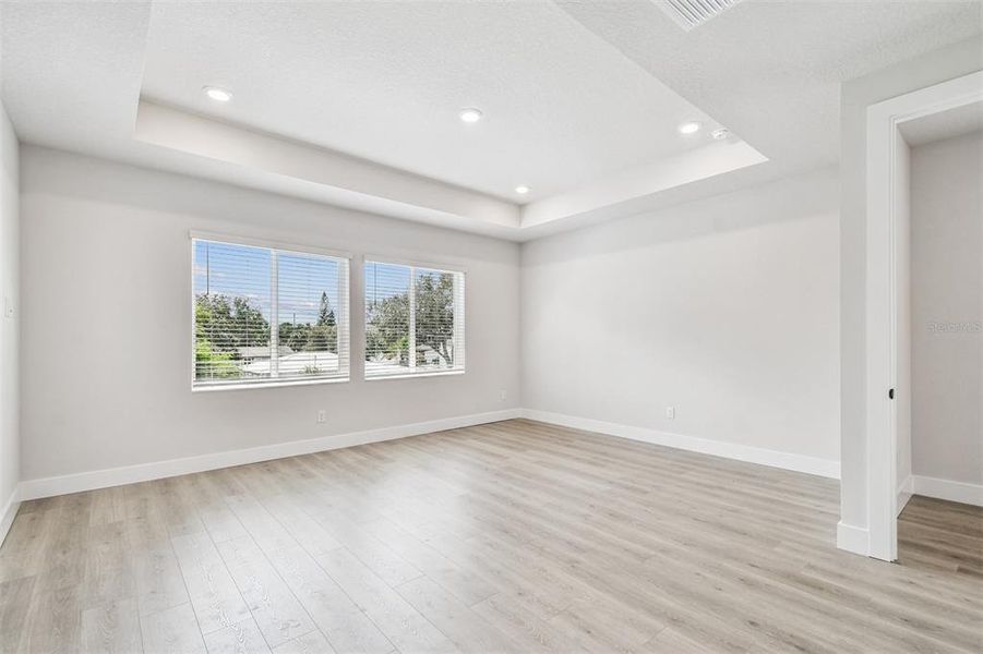 Spacious, unfurnished interior of a new home in , Tampa (Image 15).