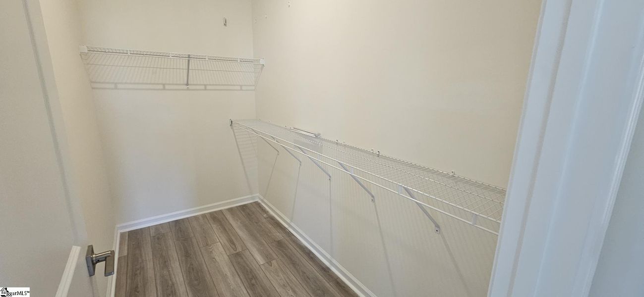 Spacious, unfurnished interior of a new home in Sedona, Greenville (Image 11).