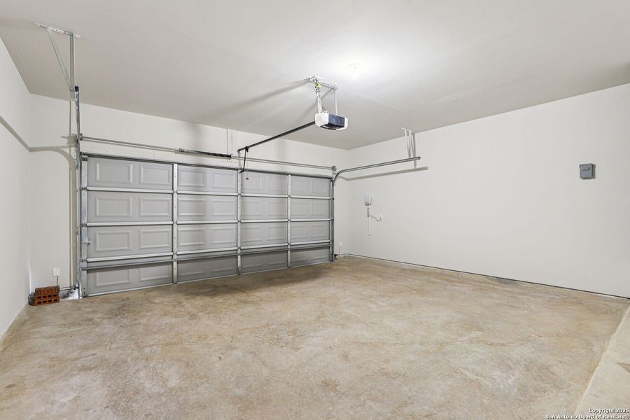 Spacious, unfurnished interior of a new home in Carmel Ranch, Schertz (Image 21).