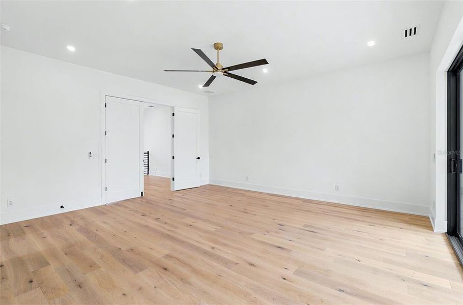 Spacious, unfurnished interior of a new home in , Sarasota (Image 53).