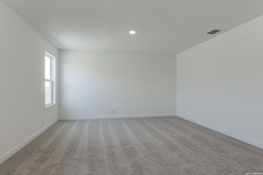 Spacious, unfurnished interior of a new home in Nopal Valley, San Antonio (Image 25).