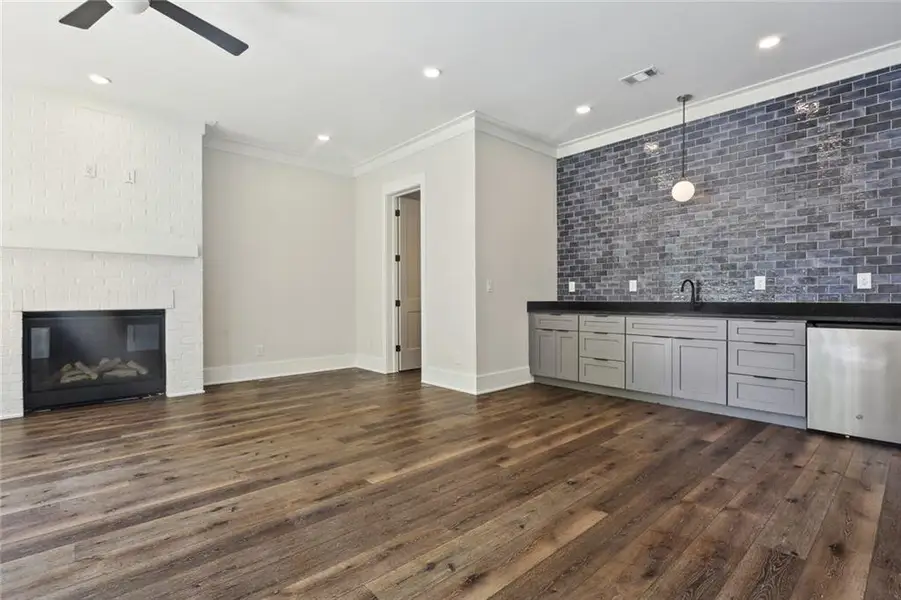 Spacious, unfurnished interior of a new home in , Sandy Springs (Image 15).