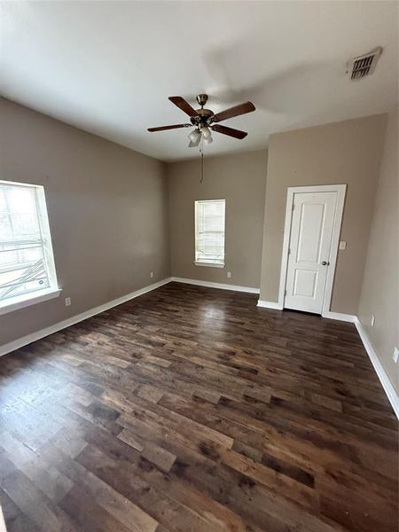 Spacious, unfurnished interior of a new home in , Sweetwater (Image 8).