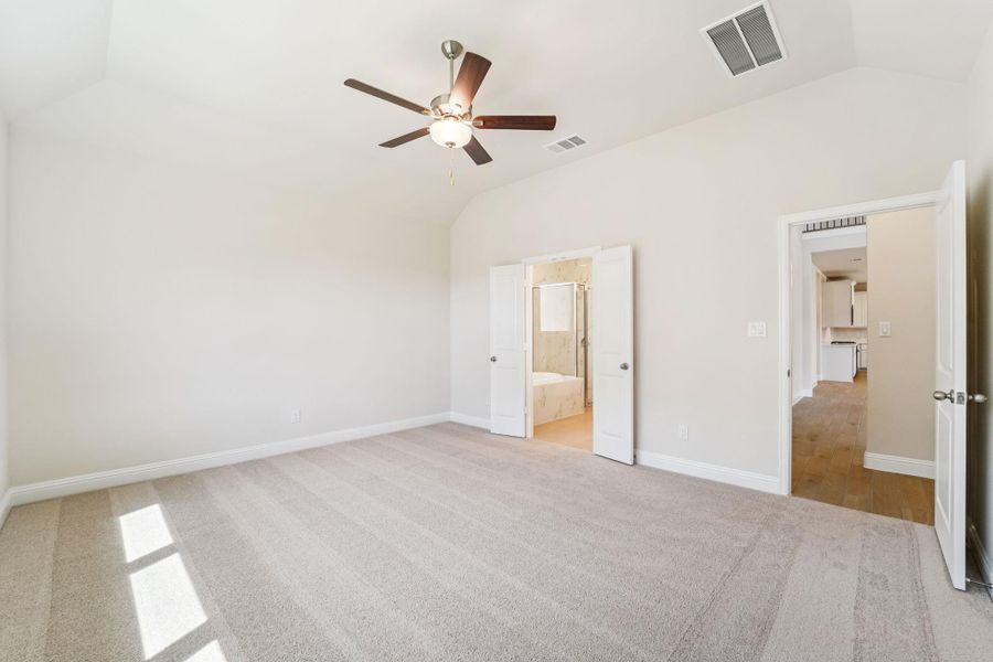 Spacious, unfurnished interior of a new home in Evergreen 40', Conroe (Image 13).