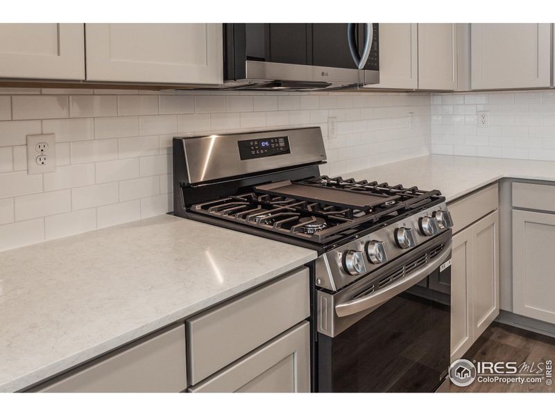 KITCHEN W/ S.S. APPLIANCES