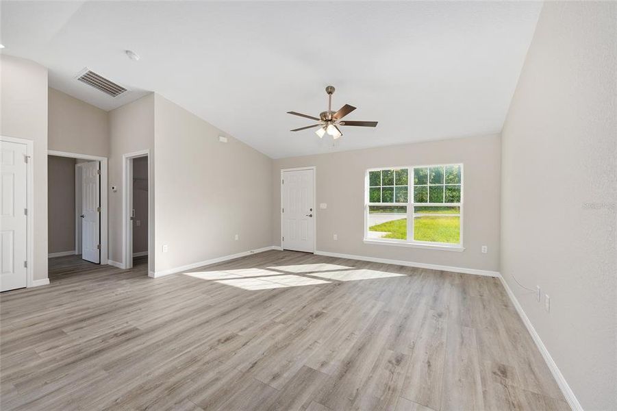 Spacious, unfurnished interior of a new home in , Citrus Springs (Image 12).