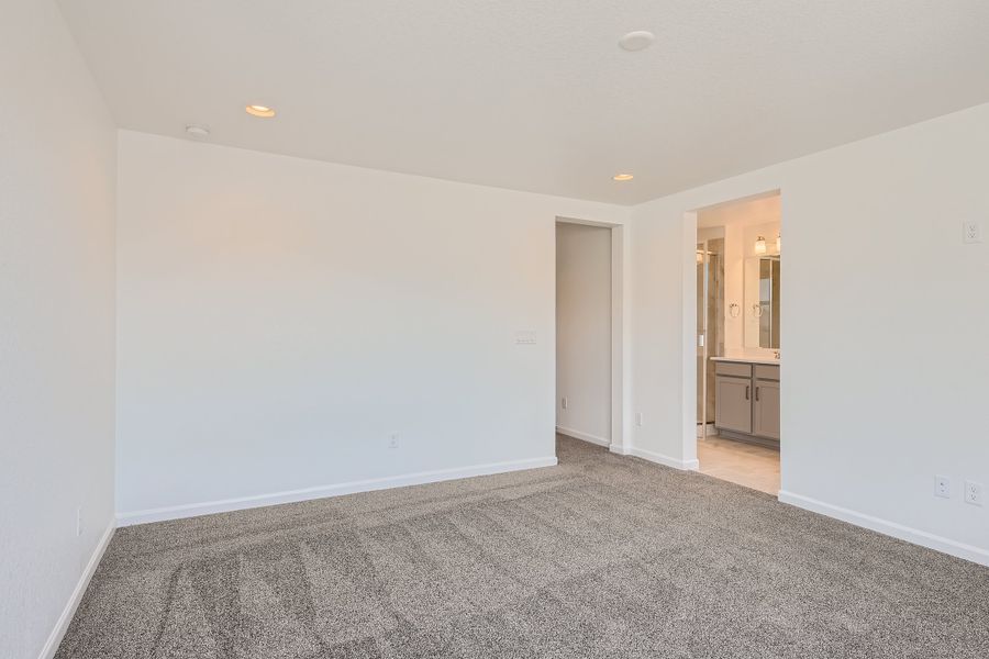 Spacious, unfurnished interior of a new home in The Aurora Highlands, Aurora (Image 24).