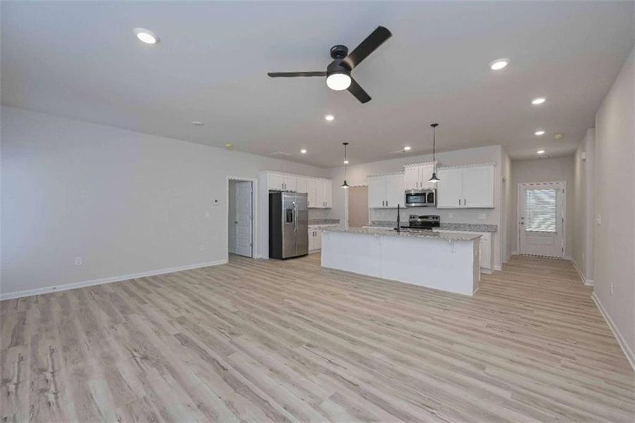 Spacious, unfurnished interior of a new home in Deer Creek, Temple (Image 28).