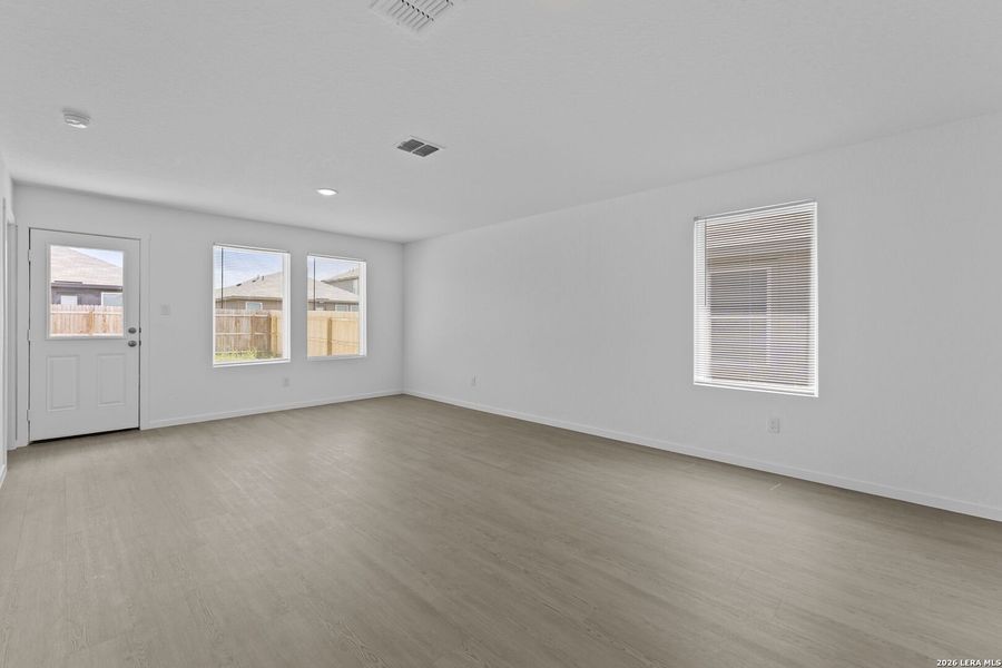 Spacious, unfurnished interior of a new home in Higdon Crossing, San Antonio (Image 10).