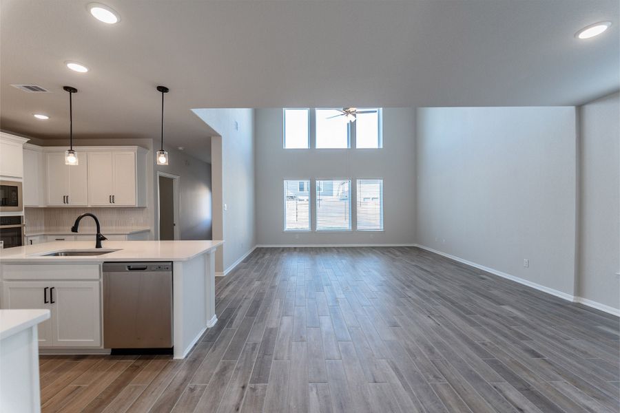 Spacious, unfurnished interior of a new home in Lago Mar, Texas City (Image 20).
