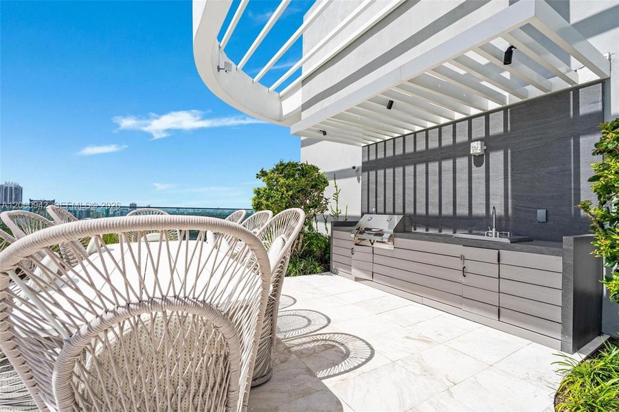 Condo located in Miami Beach, FL showcasing its design and architecture (Image 32).