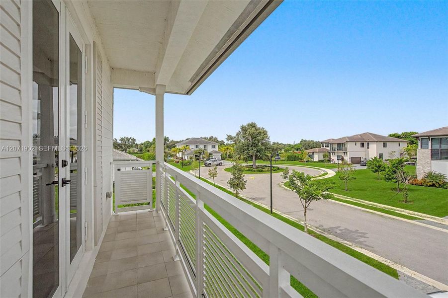 Exterior details and patio area of a home in , Davie (Image 3).