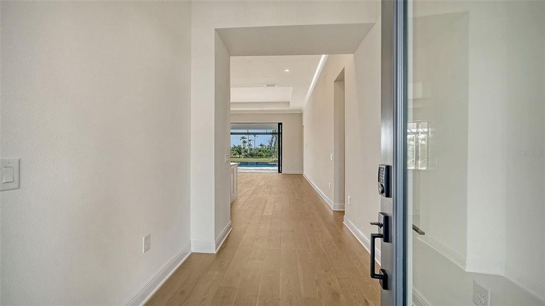 Spacious, unfurnished interior of a new home in Tideline, Bradenton (Image 19).