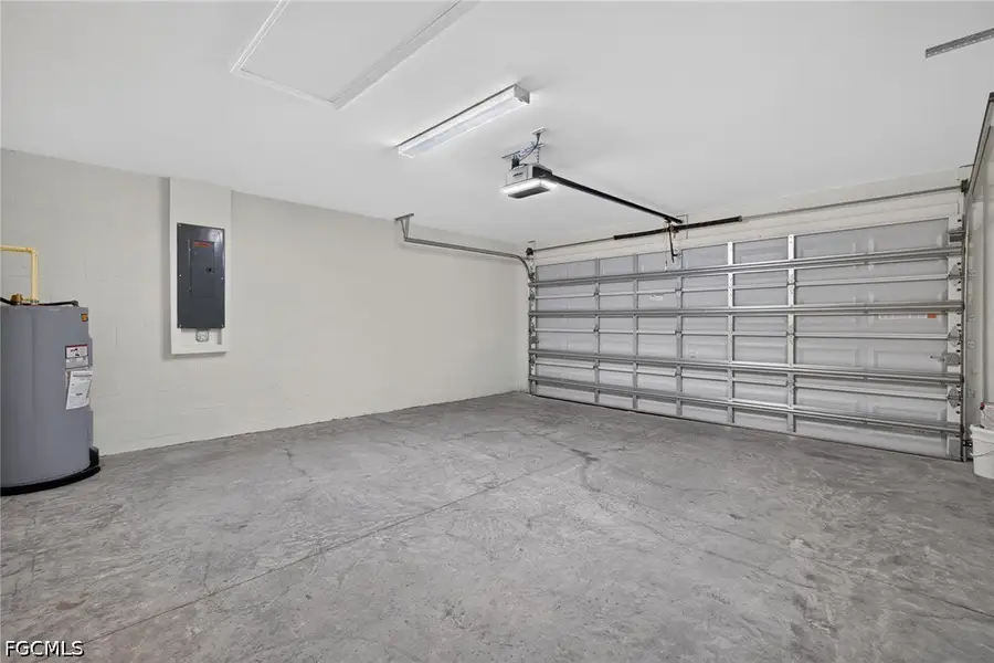 Spacious, unfurnished interior of a new home in Cape Coral, Cape Coral (Image 29).
