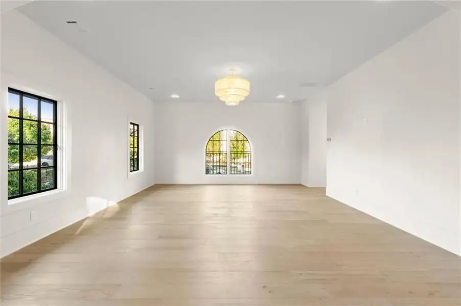 Spacious, unfurnished interior of a new home in , Alpharetta (Image 52).
