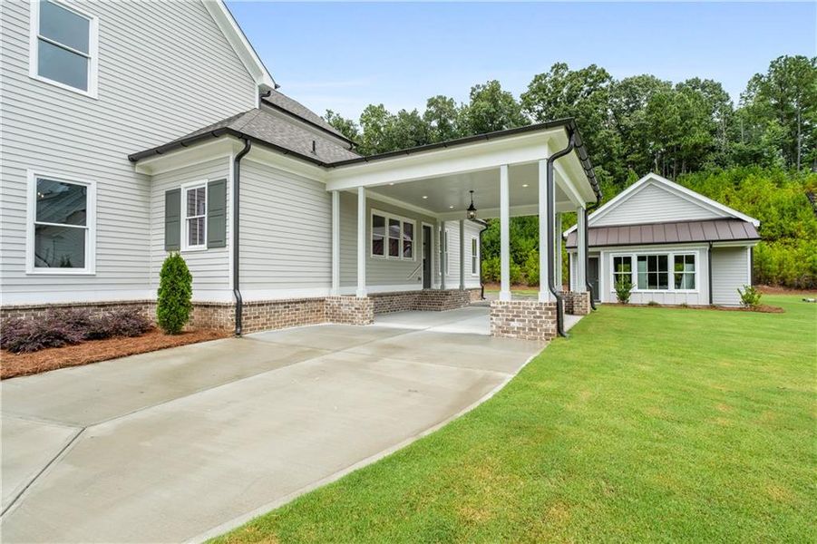 Exterior details and patio area of a home in Crossroads, Alpharetta (Image 34).
