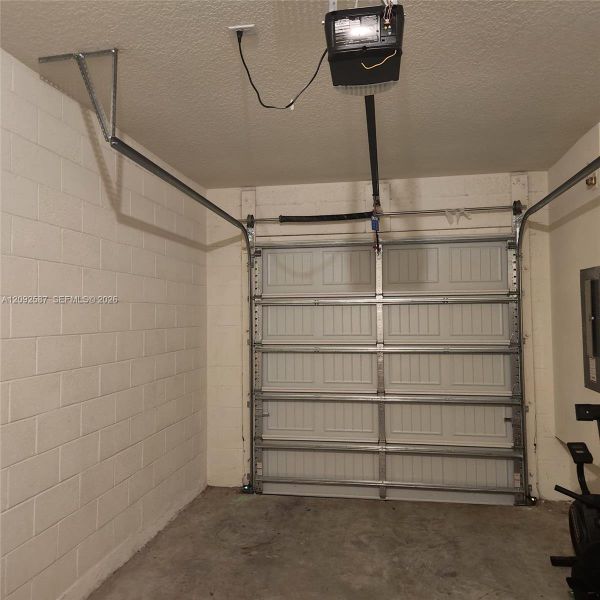 Spacious, unfurnished interior of a new home in , Davenport (Image 6).
