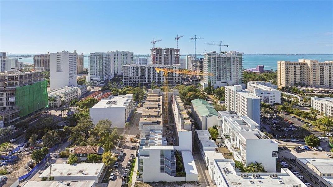 Condo located in Sarasota, FL showcasing its design and architecture (Image 44).
