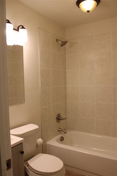 Full bathroom with washtub / shower combination and vanity