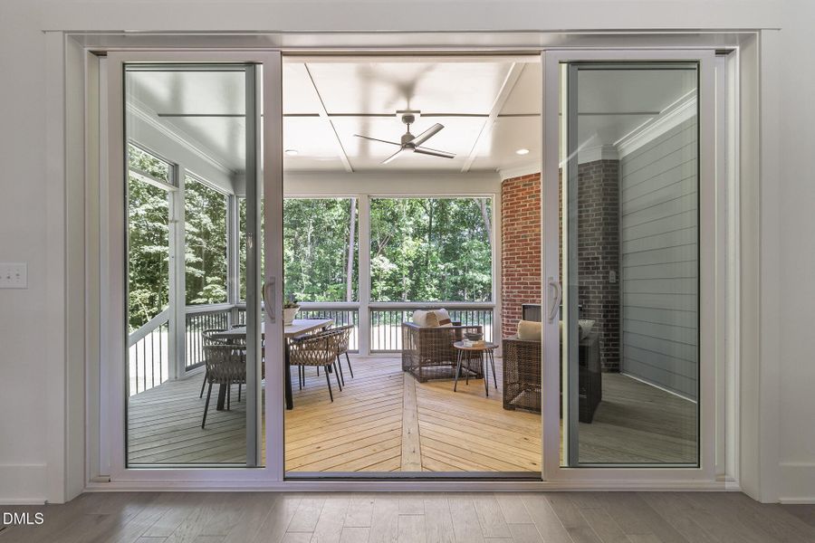 300_MEADOW_WALK_DR_INTERIOR_45
