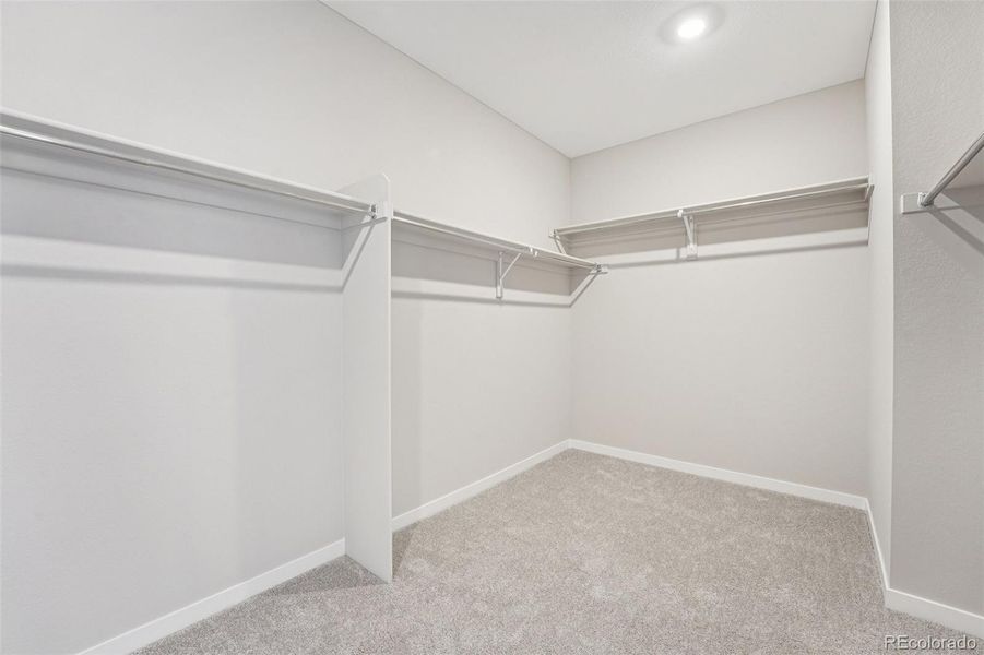 OWNER'S WALK-IN CLOSET