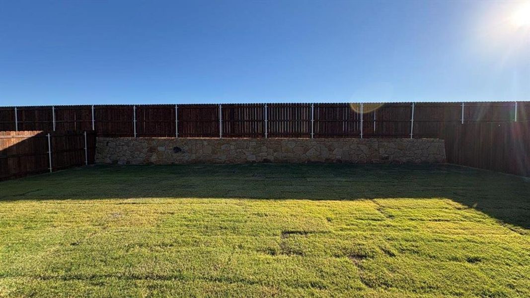 Exterior details and patio area of a home in Sandstone Estates, Granbury (Image 18).