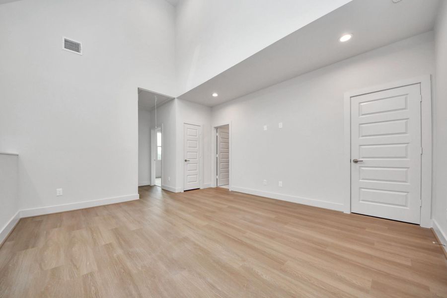 Spacious, unfurnished interior of a new home in Alicante, Houston (Image 23).