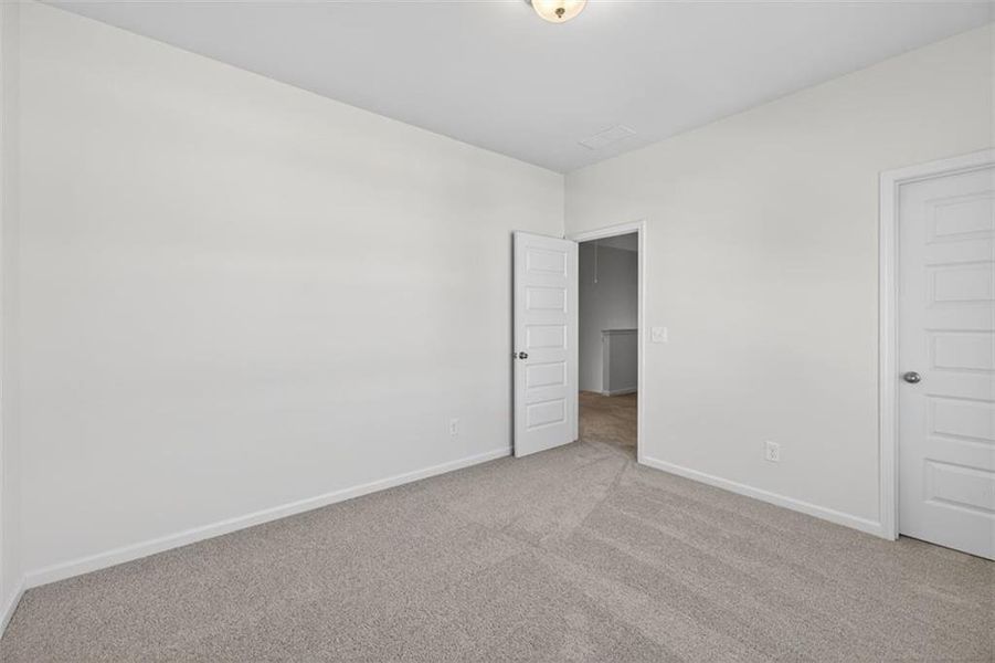 Spacious, unfurnished interior of a new home in Victoria Heights, Dallas (Image 30).