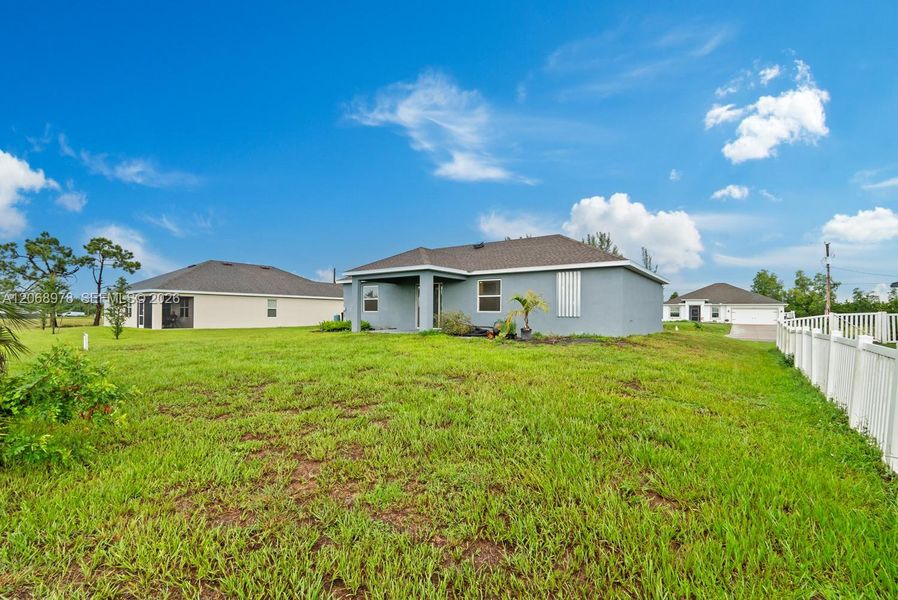 Exterior details and patio area of a home in , Cape Coral (Image 19).