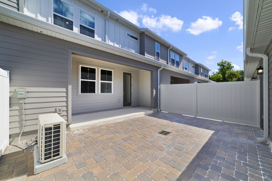 Exterior details and patio area of a home in Aulin Square, Oviedo (Image 4).