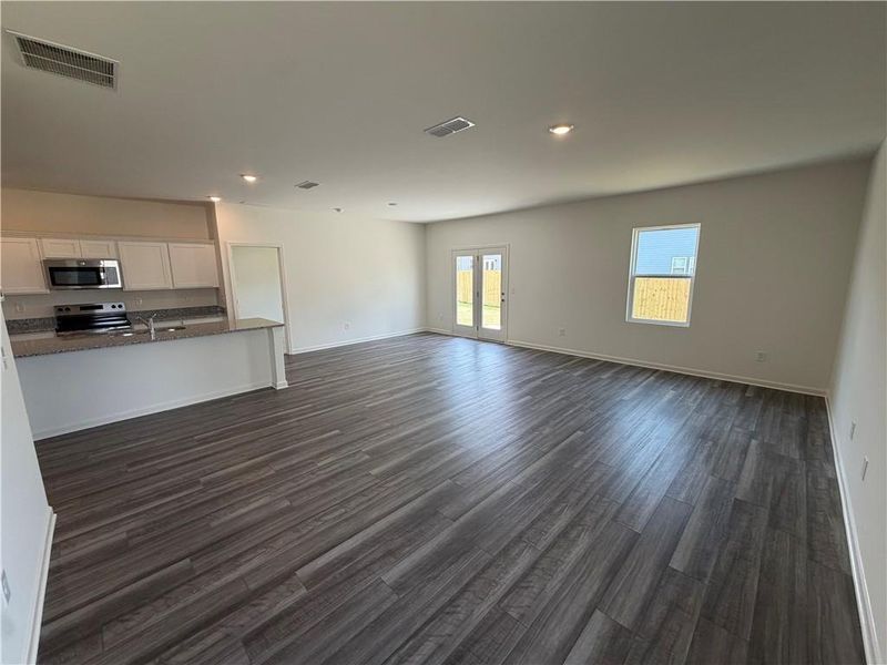 Spacious, unfurnished interior of a new home in Mt. Tabor Ridge, Dallas (Image 9).