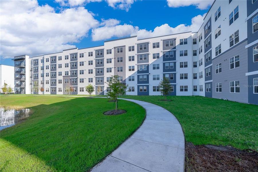 Condo located in Orlando, FL showcasing its design and architecture (Image 30).