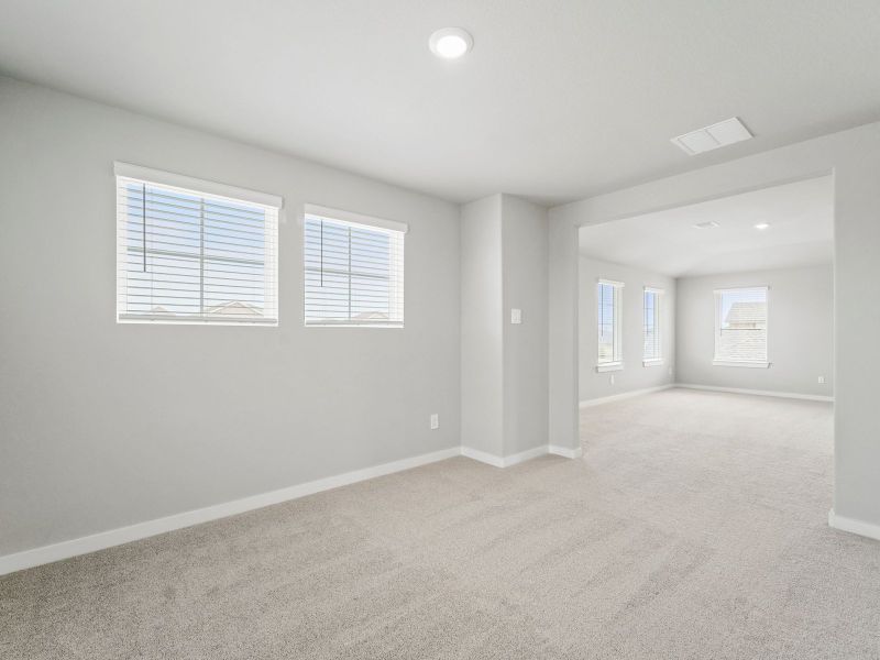 Spacious, unfurnished interior of a new home in Heights of Barbers Hill, Mont Belvieu (Image 17).