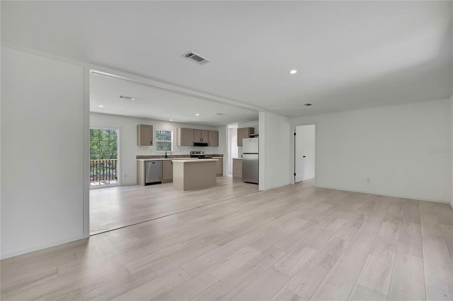 Spacious, unfurnished interior of a new home in , Homosassa (Image 40).