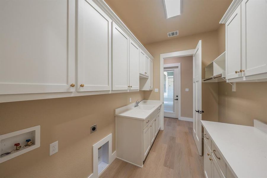 Furnished interior view inside a new home in , Chico (Image 14).