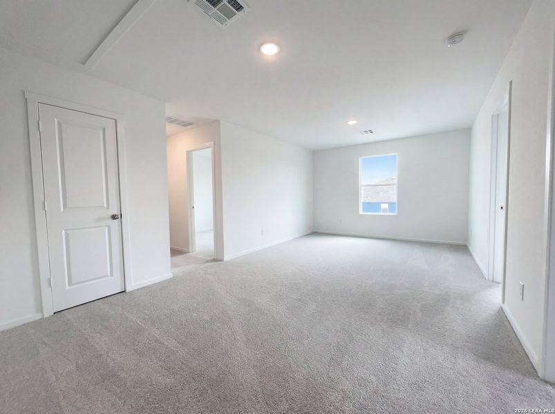 Spacious, unfurnished interior of a new home in Waters Edge, Seguin (Image 13).