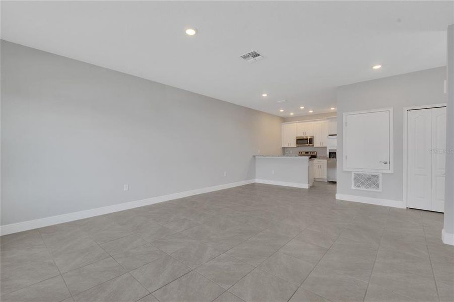 Spacious, unfurnished interior of a new home in , Kissimmee (Image 6).