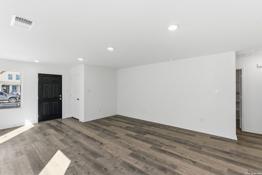 Spacious, unfurnished interior of a new home in Cinco Lakes, San Antonio (Image 21).