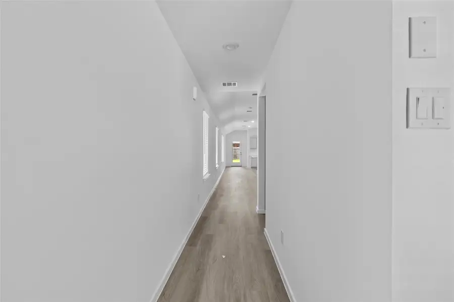 Spacious, unfurnished interior of a new home in Venetian Pines, Conroe (Image 11). Spacious, unfurnished interior of a new home in Venetian Pines, Conroe (Image 11).