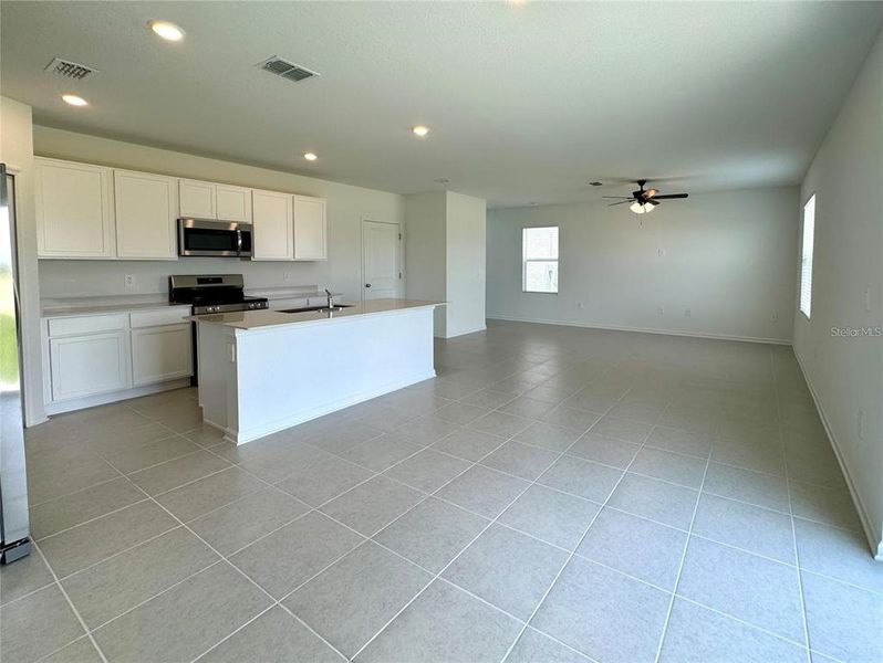 Spacious, unfurnished interior of a new home in Hunt Club Groves: Manor Key Collection, Lake Wales (Image 9).