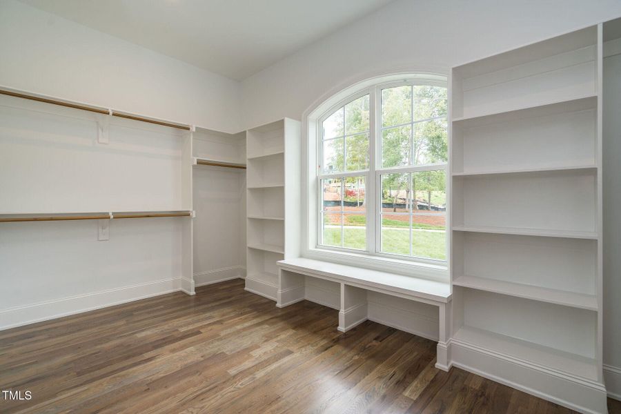 021-1920x1080-primary-bedroom-closet