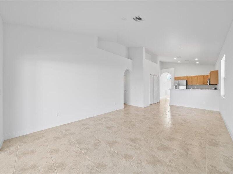 Spacious, unfurnished interior of a new home in , Fort Pierce (Image 25).