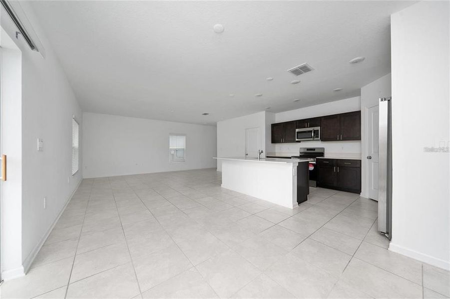 Spacious, unfurnished interior of a new home in , Eagle Lake (Image 12).