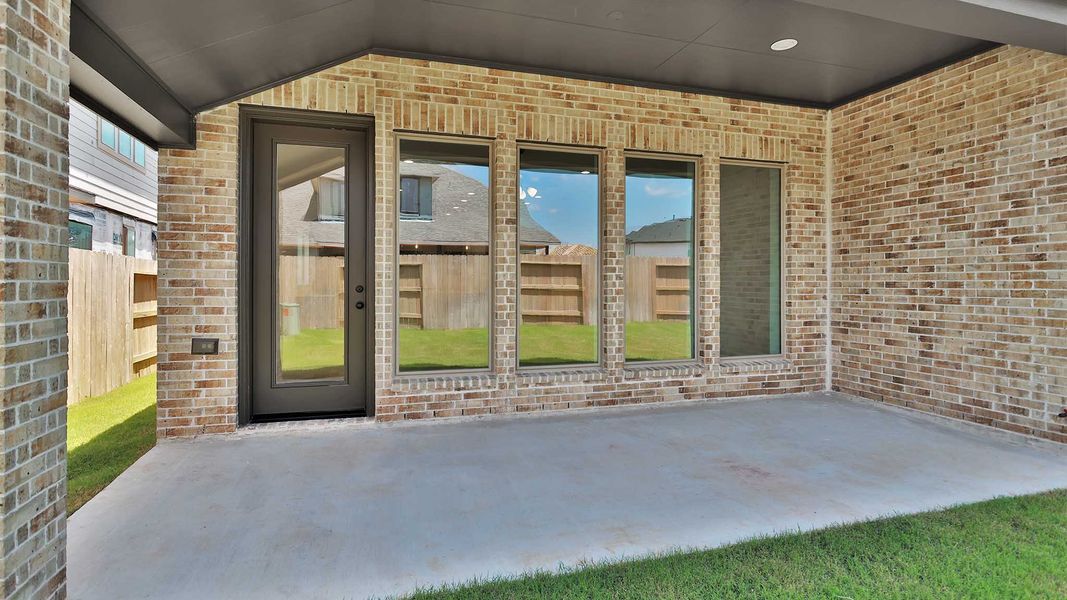 Exterior details and patio area of a home in Grange, Katy (Image 4).